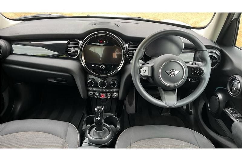 Usado Mini Cooper Classic 136 HP (100 kW) 2024 Branco Citadino