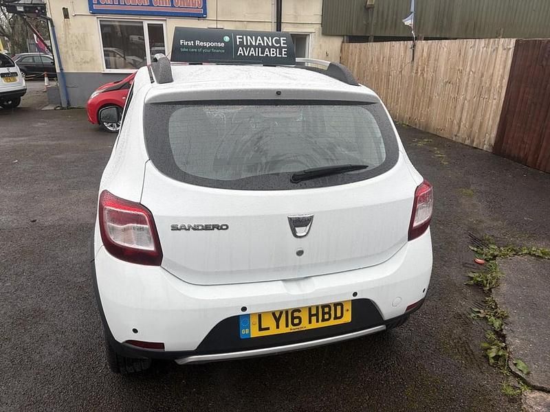 Used Dacia Sandero Lauréate 90 HP (66 kW) 2016 White Hatchback