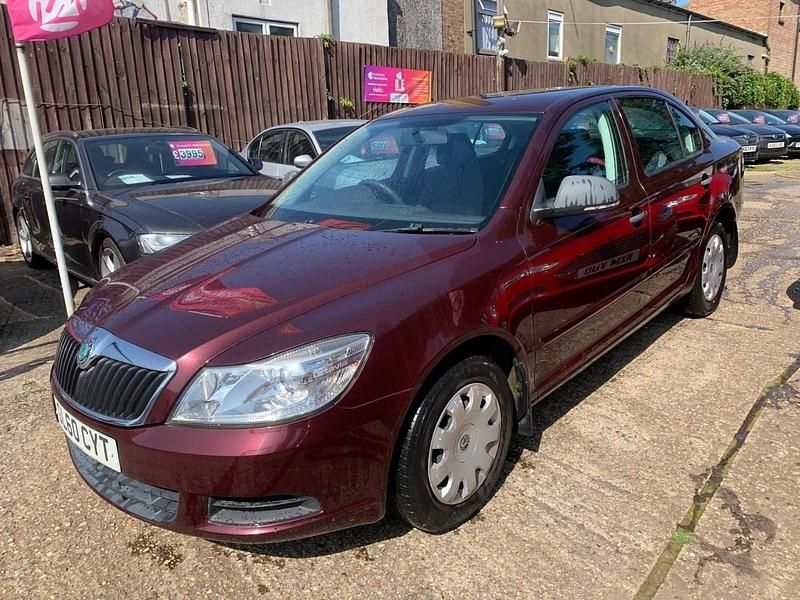 Maroon Used 2010 Skoda Octavia Hatchback | £2,495 (Good price) - Image 1/4
