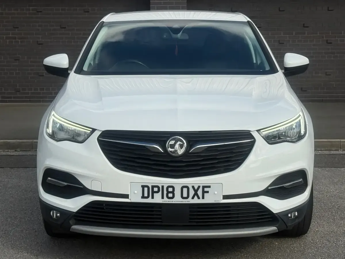 Used Vauxhall Grandland X Sport 130 HP (95 kW) 2018 White SUV