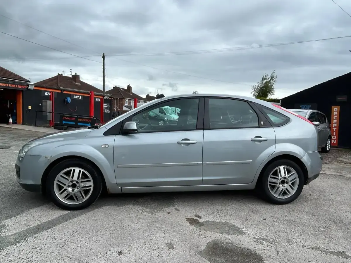 Used Ford Focus Ghia 2005 Silver Hatchback