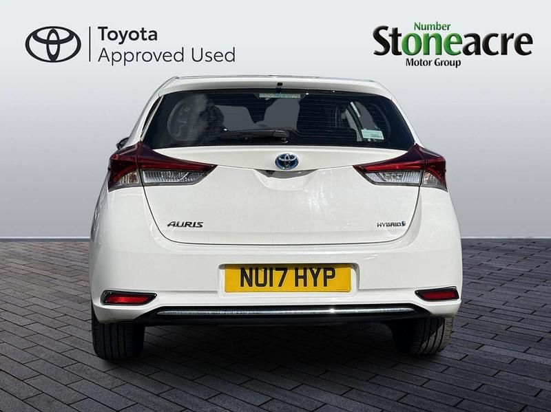 Used Toyota Auris Hybrid 134 HP (98 kW) 2017 White Hatchback