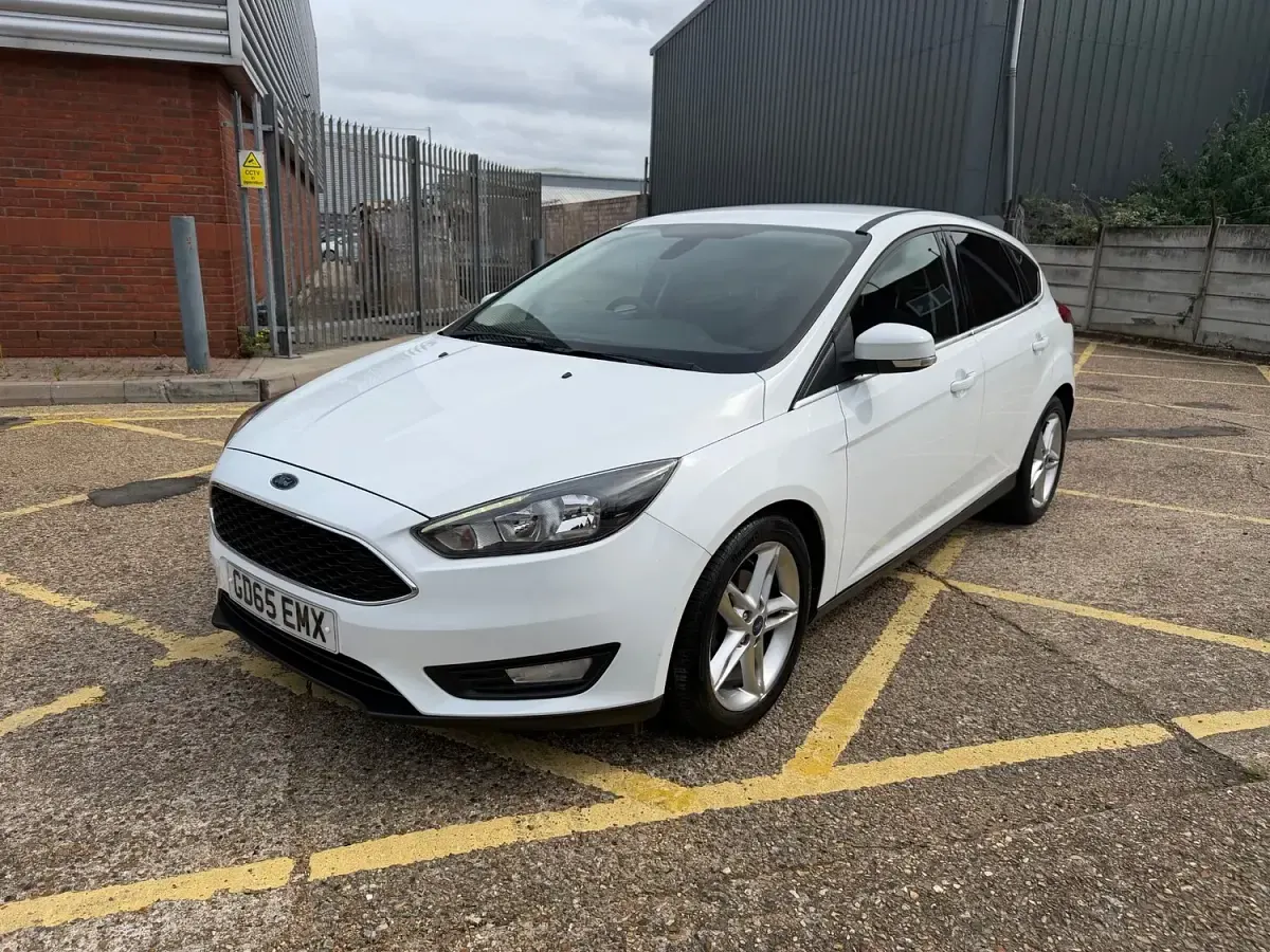 Used Ford Focus Zetec 125 HP (91 kW) 2015 White Hatchback