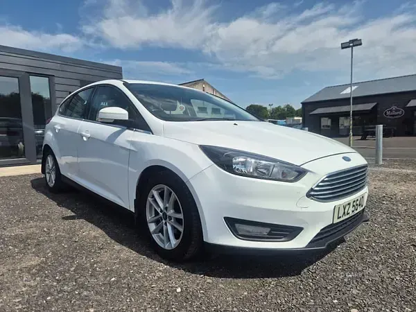 Used Ford Focus Zetec 120 HP (88 kW) 2017 White Hatchback