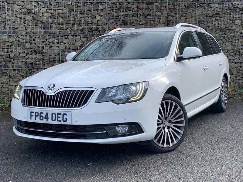 Used Skoda Superb LAURIN & KLEMENT 170 HP (125 kW) 2014 White Estate