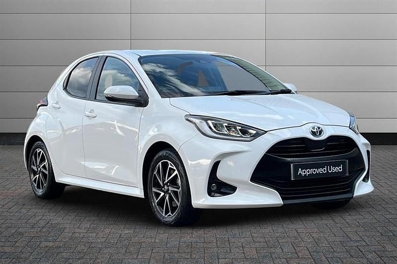 Pure white Used 2023 Toyota Yaris Hybrid Design Hatchback | £17,450 (Fair price) - Image 1/4