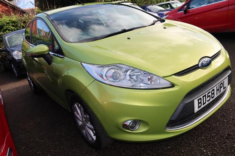 Usado Ford Fiesta Zetec 82 CV (60 kW) 2008 Verde Utilitario