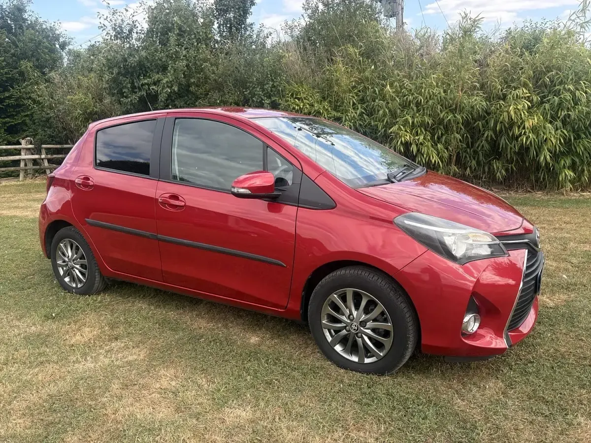 Used Toyota Yaris 99 HP (72 kW) 2016 Red Hatchback