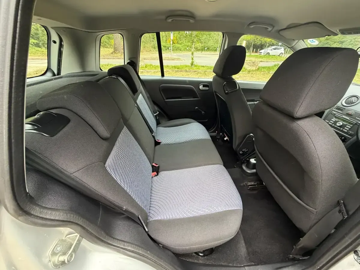 Used Ford Fusion Zetec 68 HP (50 kW) 2010 Silver Hatchback