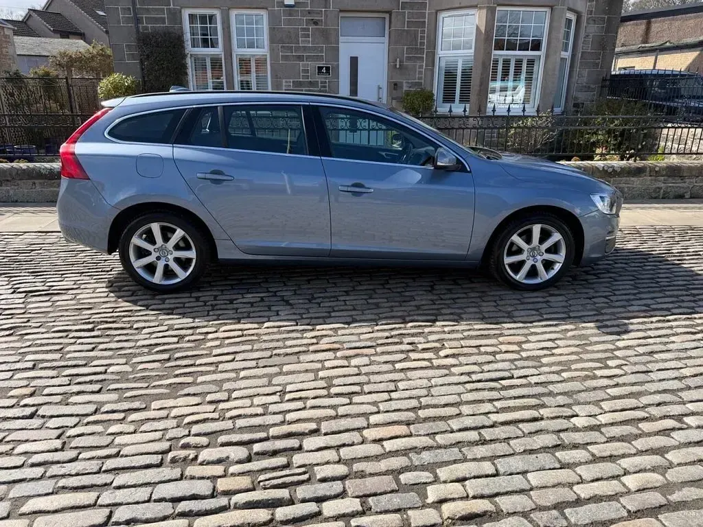 Used Volvo V60 SE 190 HP (139 kW) 2018 Blue Estate