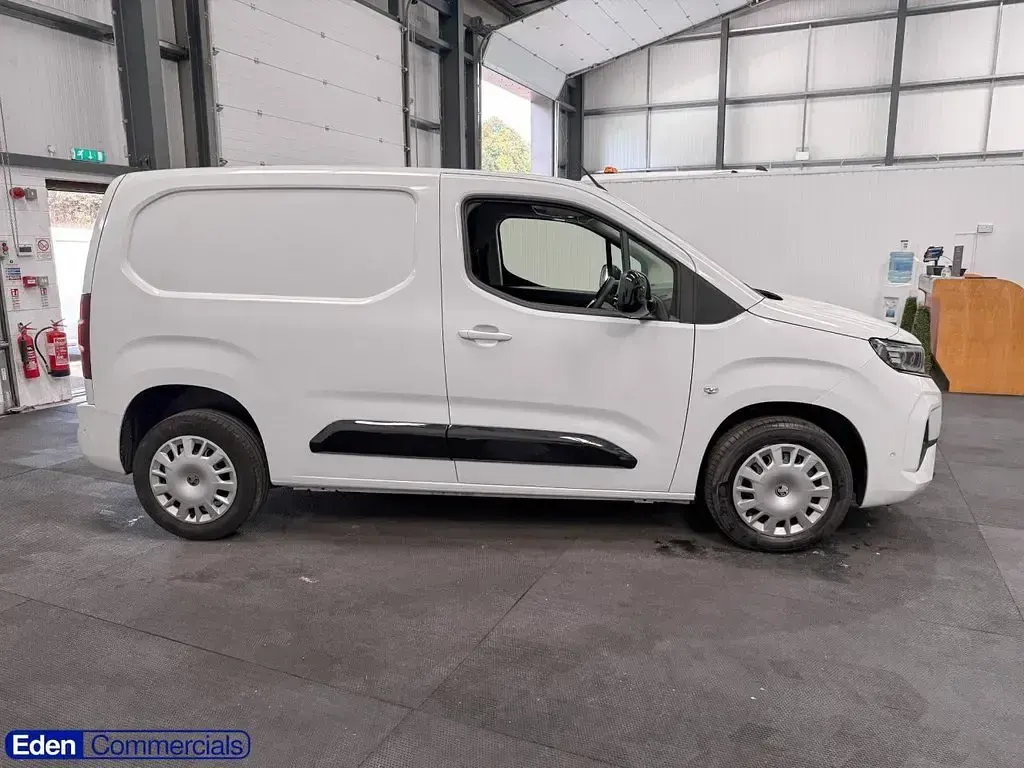 Used Vauxhall Combo S 130 HP (95 kW) 2024 White MPV