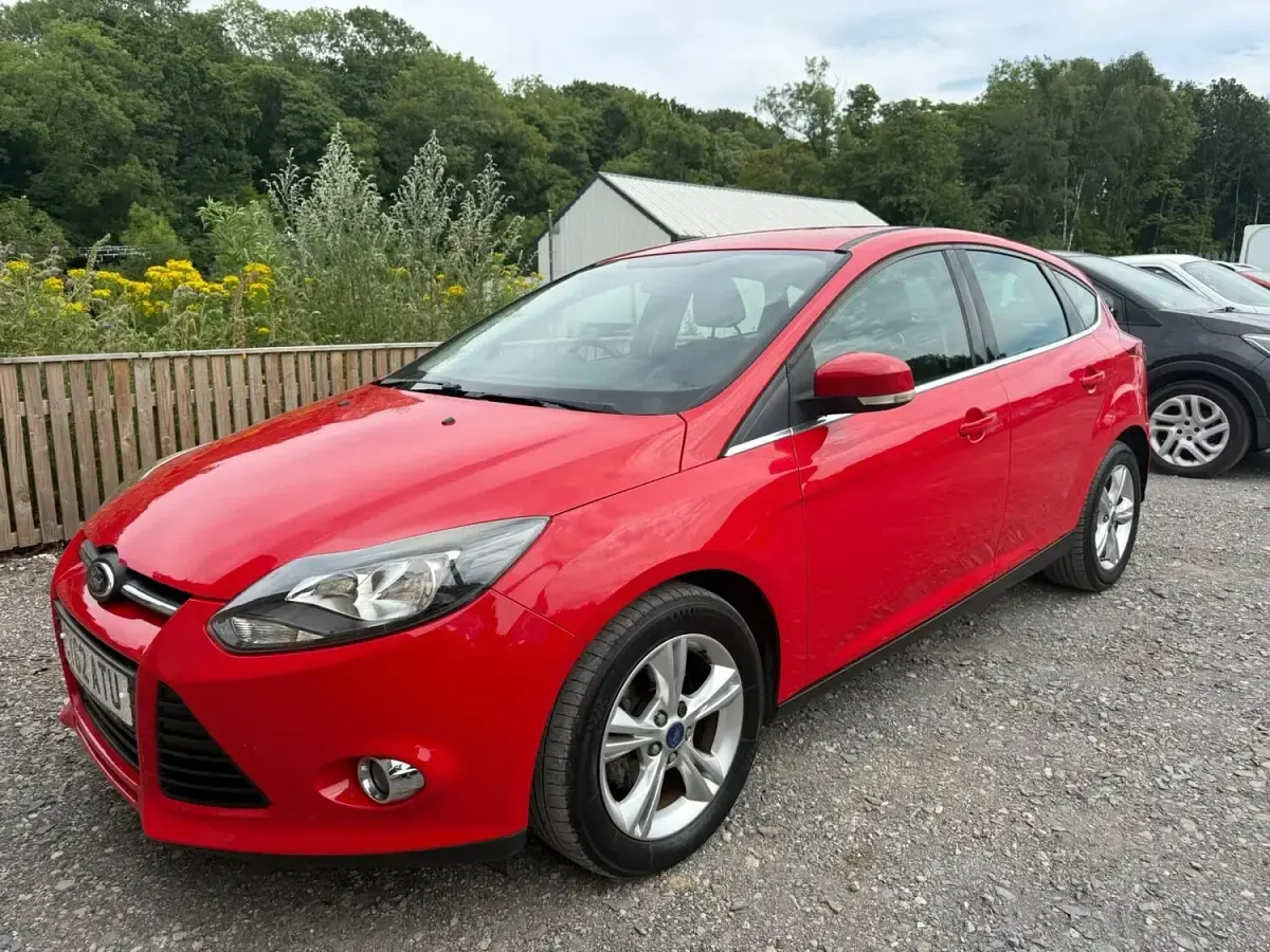 Used Ford Focus Zetec 125 HP (91 kW) 2012 Red Hatchback