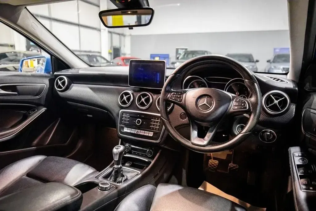 Używany Mercedes A180 Executive 2015 Niebieski Hatchback