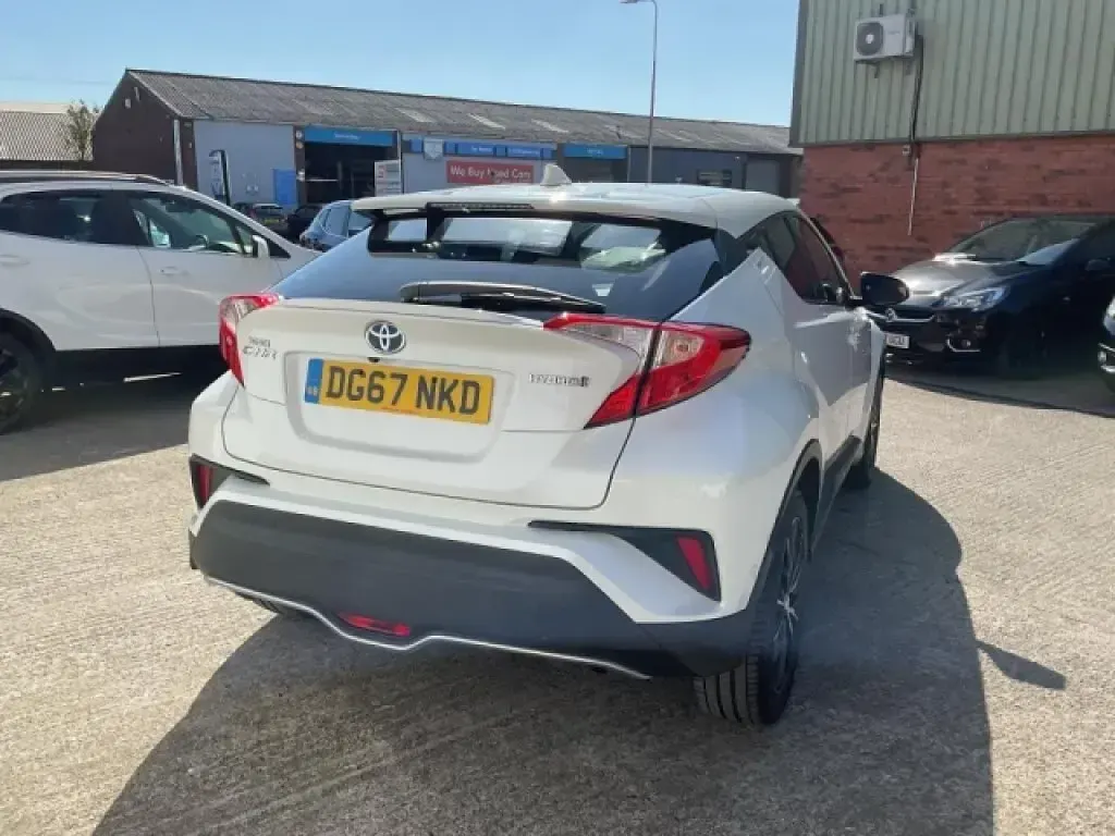 Second-hand Toyota C-HR 122 CP (89 kW) 2017 Alb SUV