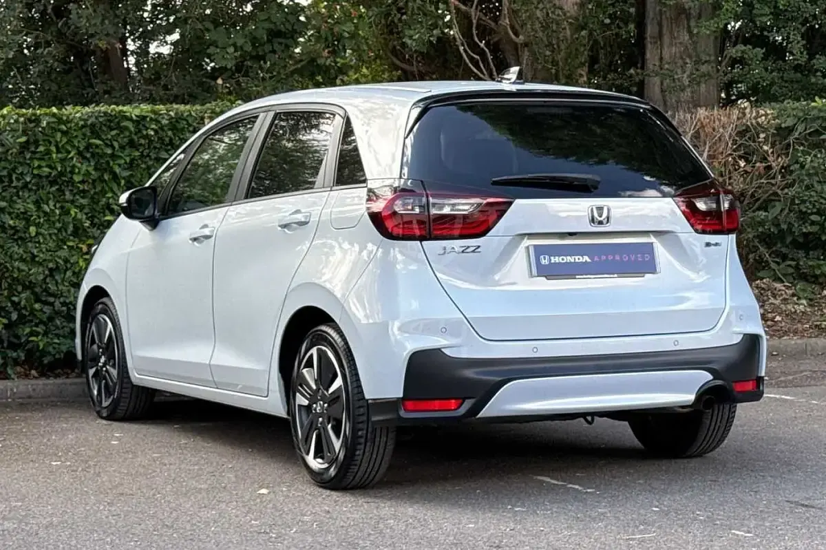 Used Honda Jazz Advance 122 HP (89 kW) 2023 Premium sunlight white Hatchback