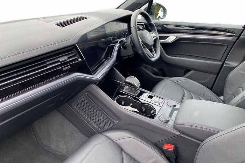 Used VW Touareg Black Edition 286 HP (210 kW) 2024 Pure white SUV