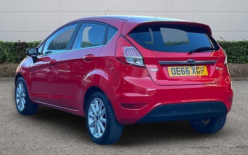 Used Ford Fiesta Titanium 125 HP (91 kW) 2017 Red Hatchback