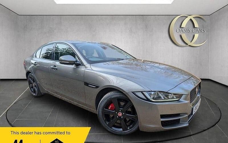 Usado Jaguar XE Portfolio 200 HP (147 kW) 2018 Cinzento Sedan