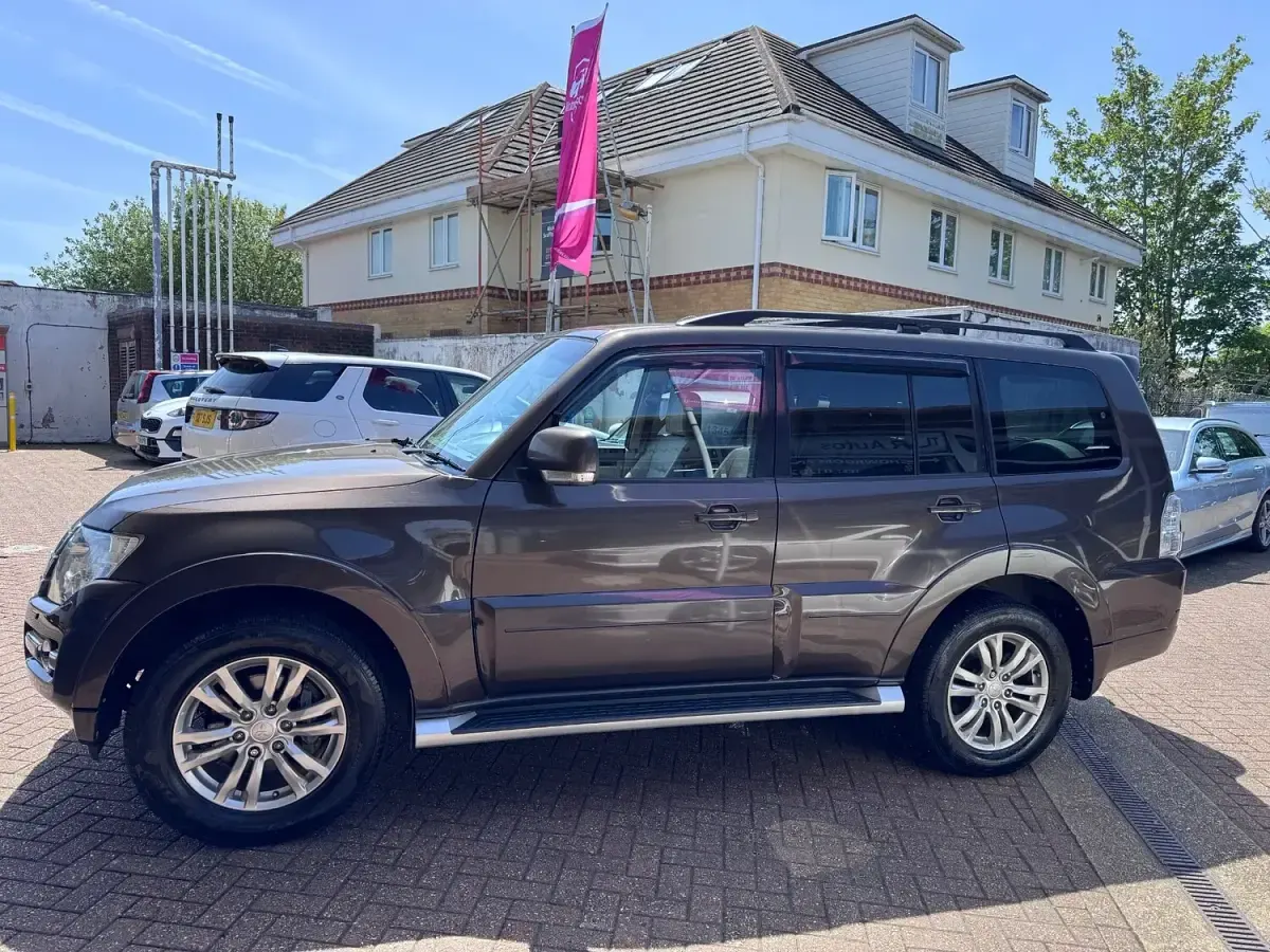 Used Mitsubishi Shogun 187 HP (137 kW) 2016 Brown SUV