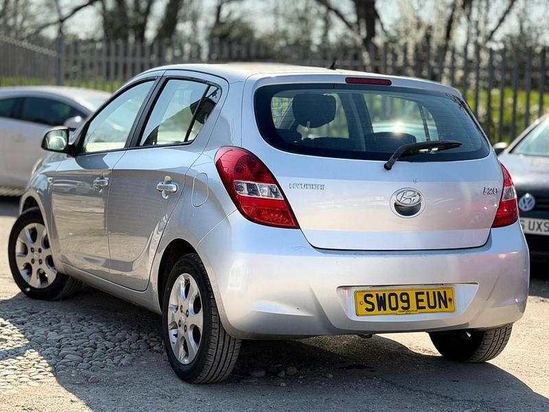 Used Hyundai i20 Comfort 101 HP (74 kW) 2009 Silver Hatchback