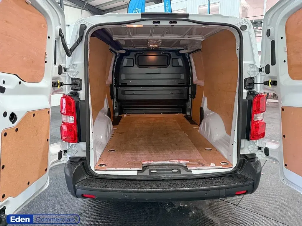 Used Vauxhall Vivaro 145 HP (106 kW) 2024 White MPV