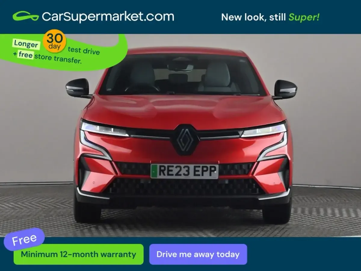 Begagnad Renault Megane E-Tech Techno 160 kW (218 HK) 2023 Röd Halvkombi