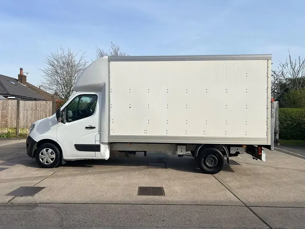 Used Nissan Interstar Tekna 145 HP (106 kW) 2023 White Van