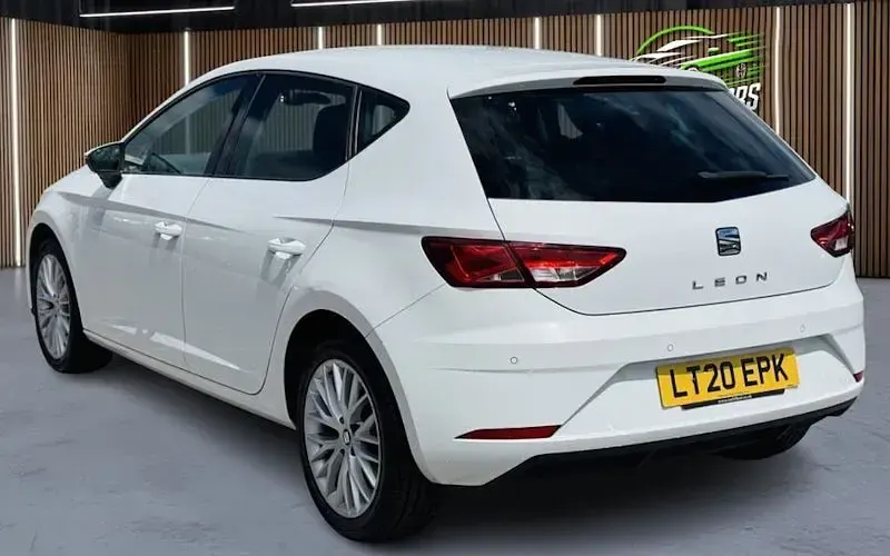 Used Seat Leon SE Dynamic 131 HP (96 kW) 2020 White Hatchback