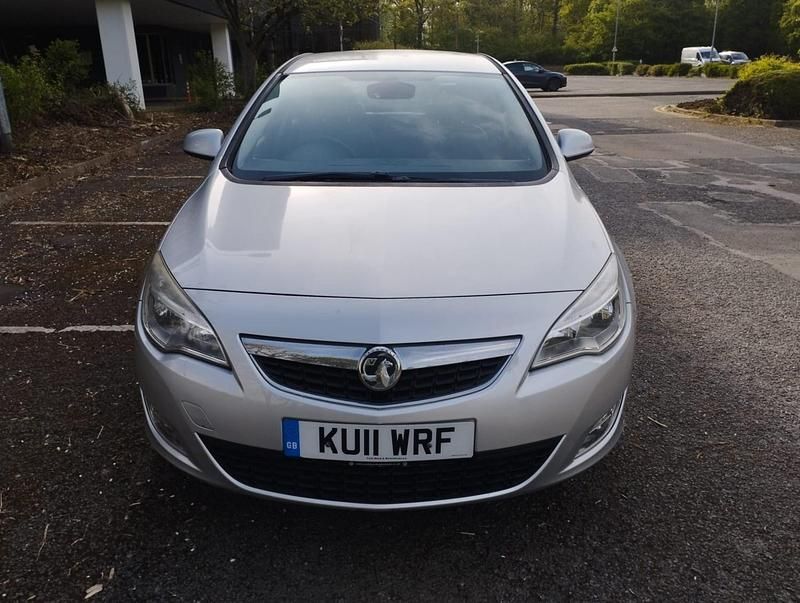 Używany Vauxhall Astra 140 KM (102 kW) 2011 Srebrny Hatchback