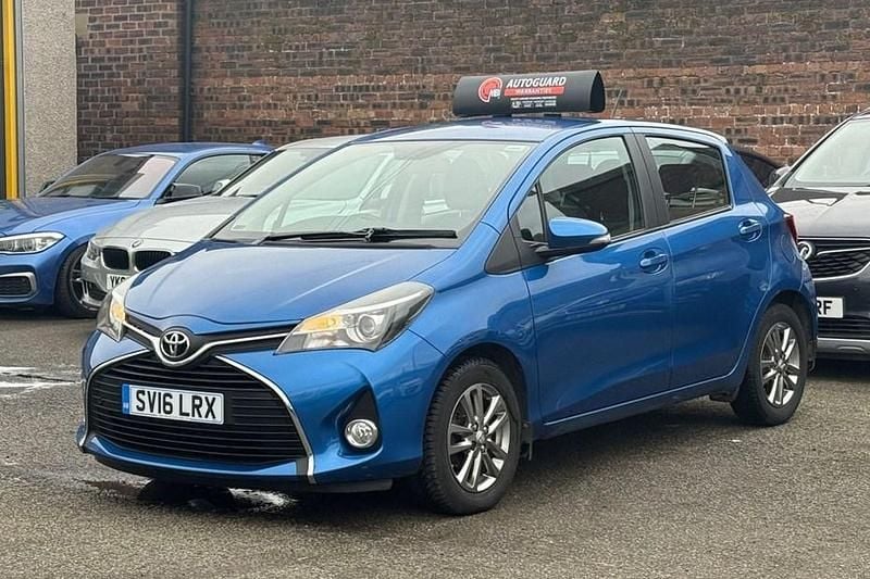 Used Toyota Yaris 99 HP (72 kW) 2016 Blue Hatchback
