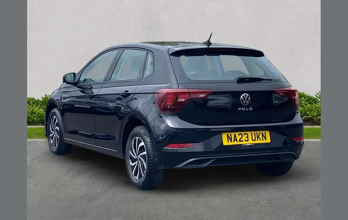 Begagnad VW Polo Life 95 HK (69 kW) 2023 Svart Halvkombi