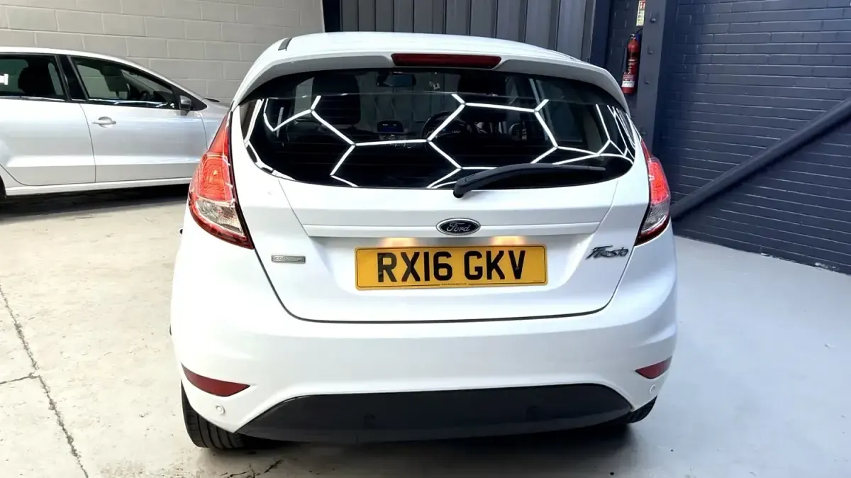Usado Ford Fiesta Zetec 100 HP (73 kW) 2016 Branco Citadino