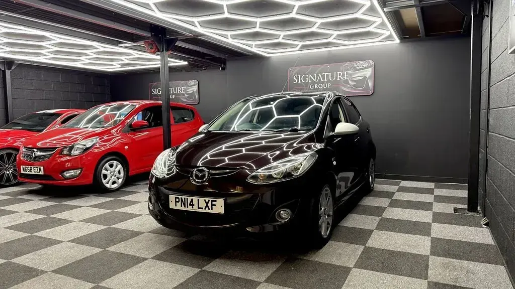 Used Mazda 2 Inclusive 84 HP (61 kW) 2014 Red Hatchback