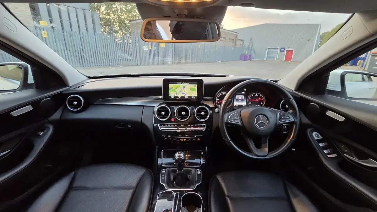 Used Mercedes C220 Executive 170 HP (125 kW) 2015 White Estate