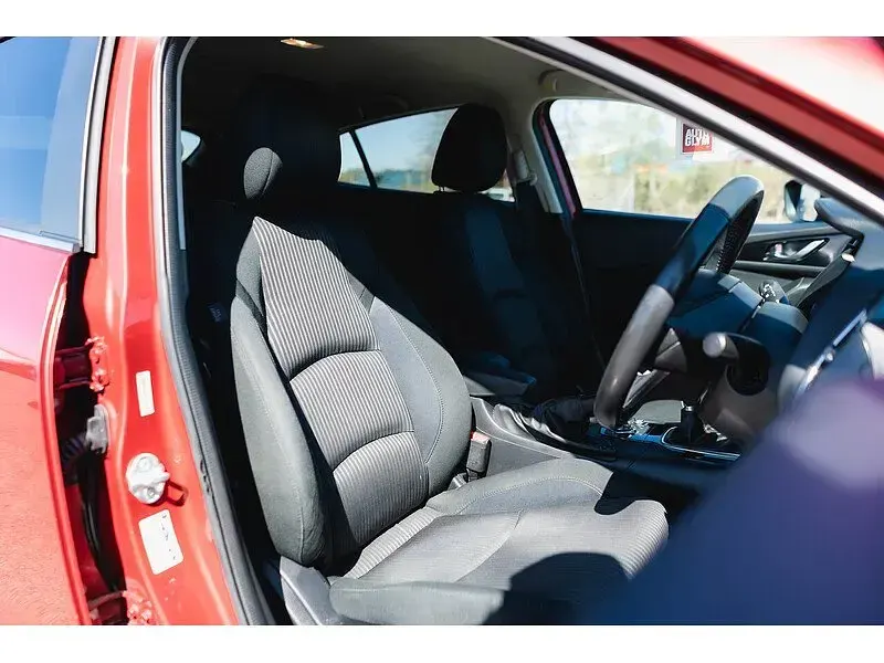Used Mazda 3 Inclusive 120 HP (88 kW) 2014 Red Hatchback