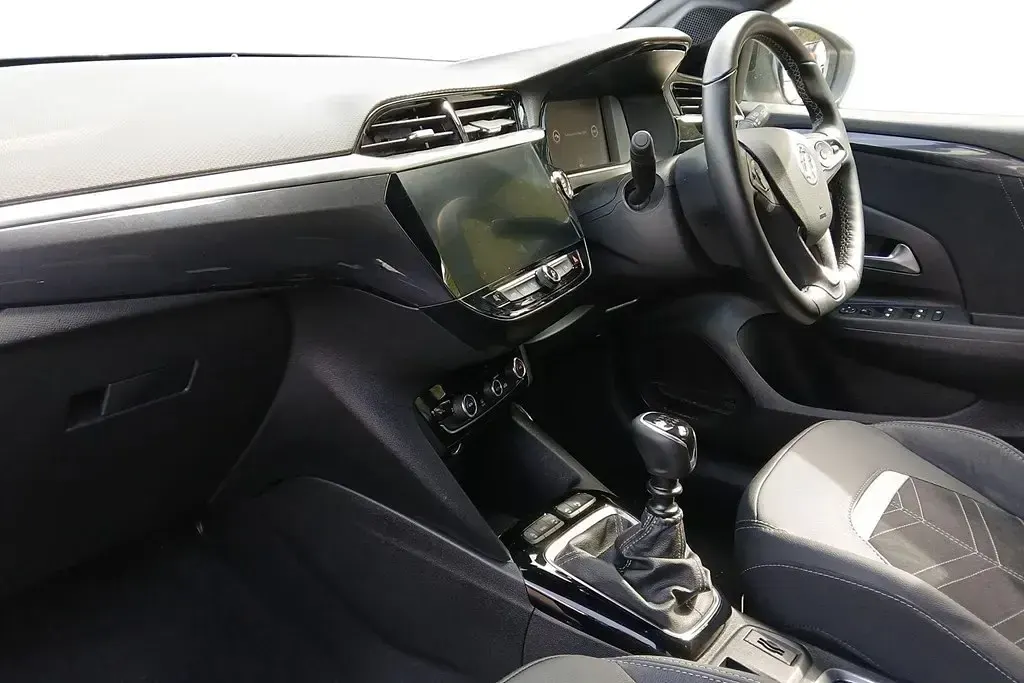 Second-hand Vauxhall Corsa Ultimate 100 CP (73 kW) 2023 Alb Hatchback