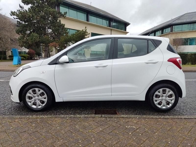 Used Hyundai i10 SE 66 HP (48 kW) 2015 White Hatchback