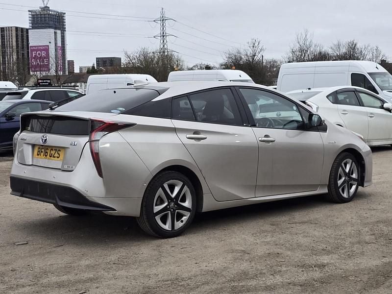 Used Toyota Prius Active 122 HP (89 kW) 2016 Silver