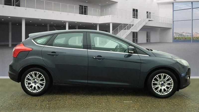 Used Ford Focus Titanium 150 HP (110 kW) 2011 Grey Hatchback