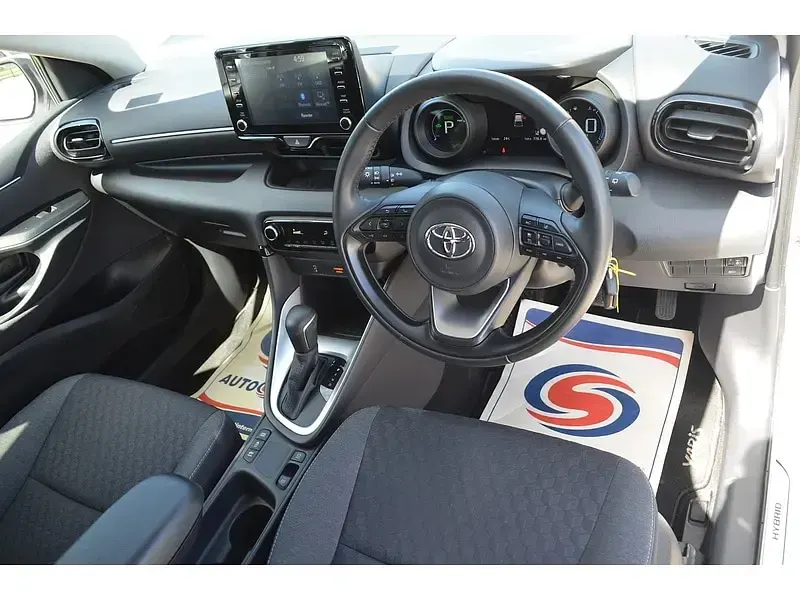 Used Toyota Yaris Design 116 HP (85 kW) 2023 White Hatchback