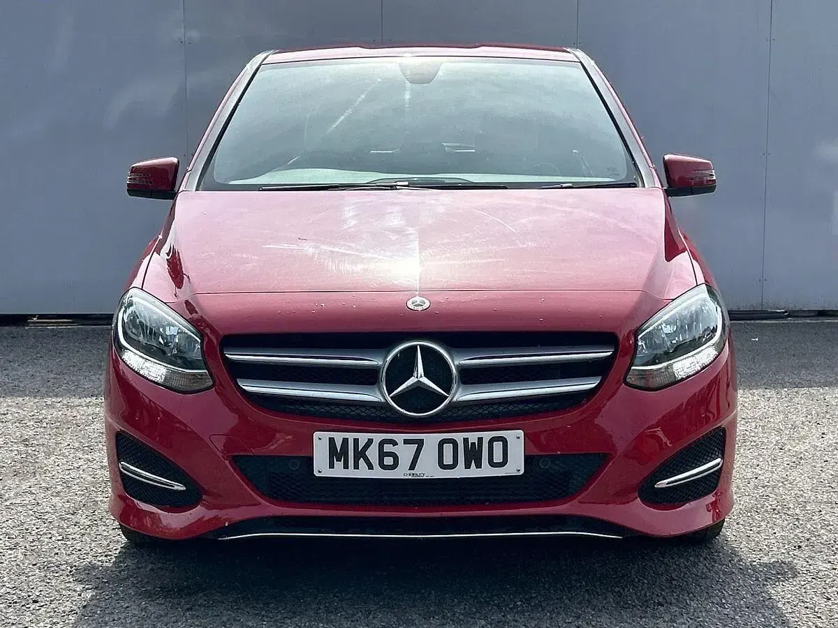 Used Mercedes B180 Executive 122 HP (89 kW) 2017 Red MPV