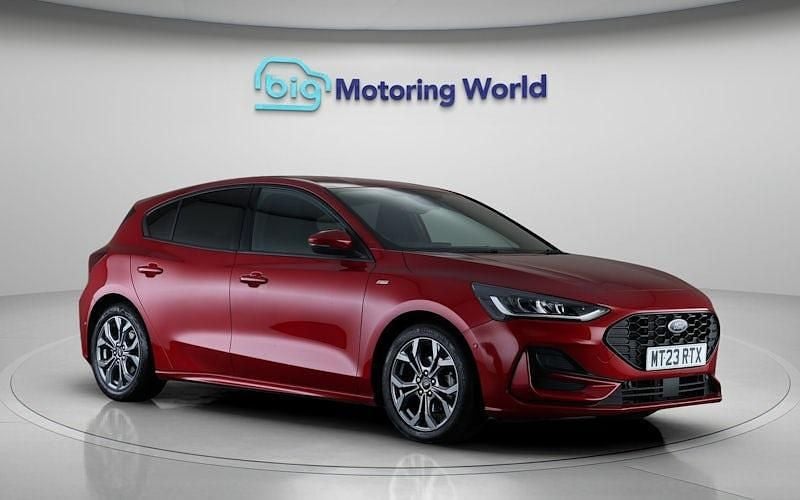 Begagnad Ford Focus ST-Line 125 HK (91 kW) 2023 Röd Halvkombi