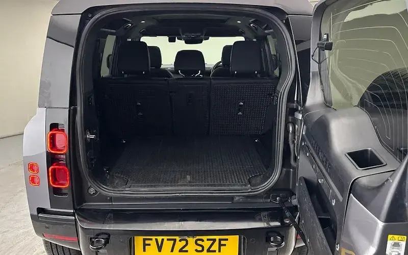Used Land Rover Defender SE Dynamic 250 HP (183 kW) 2023 Eiger grey SUV