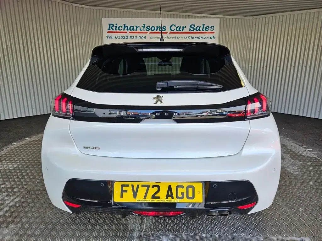 Used Peugeot 208 Allure+ 130 HP (95 kW) 2022 White Hatchback