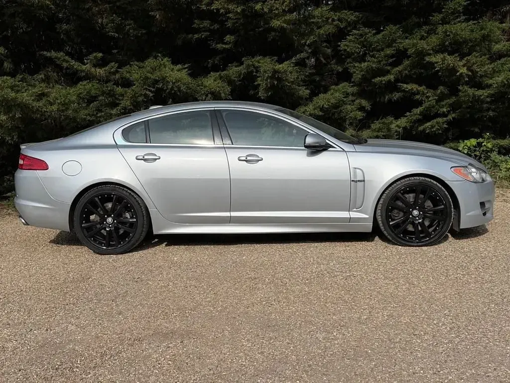 Usado Jaguar XF Portfolio 275 HP (202 kW) 2010 Prateado Sedan