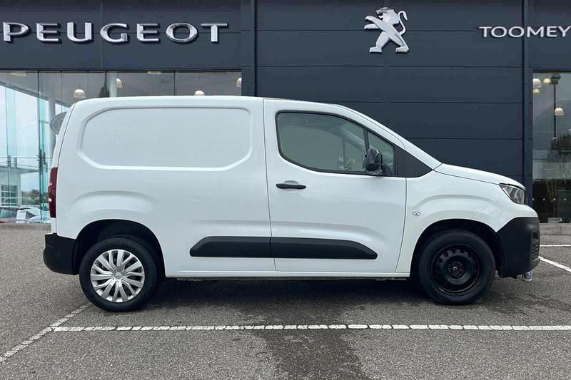 White Used 2021 Peugeot Partner Premium MPV | £10,295 (Fair price) - Image 1/4