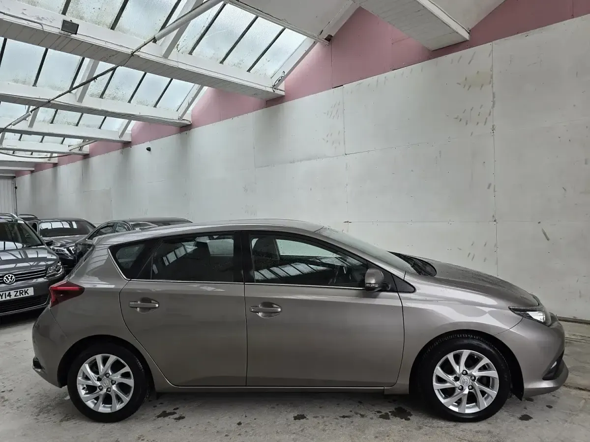 Used Toyota Auris 112 HP (82 kW) 2016 Bronze Hatchback