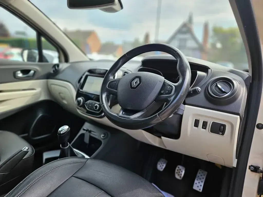 Used Renault Captur Signature 90 HP (66 kW) 2018 Cream/black SUV