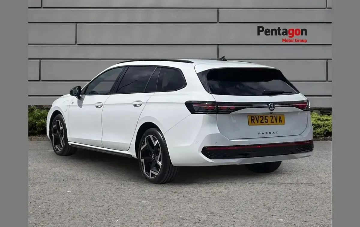 Begagnad VW Passat R-line 200 HK (147 kW) 2025 Vit Kombi