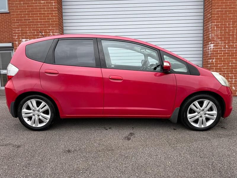 Begagnad Honda Jazz EX 100 HK (73 kW) 2009 Röd Halvkombi
